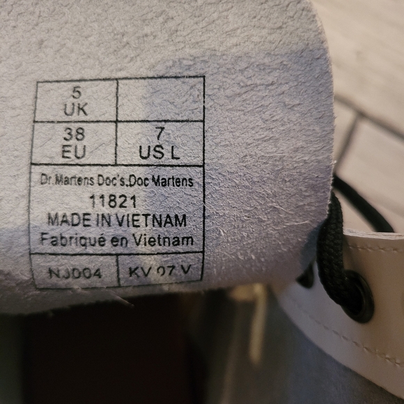 DR MARTENS 1460 Women's size 7 White smooth patent leather 8 eye lace-up boots - Picture 15 of 15